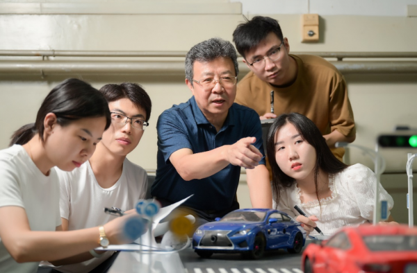 大学教授的工资多少钱一个月