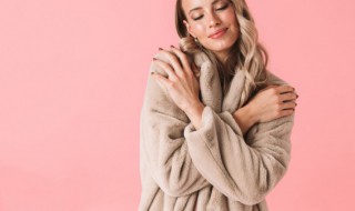 羊羔毛和棉服哪个更暖和 羊羔毛和棉服哪种材质更加保暖