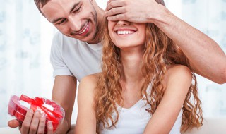 纪念日送女朋友什么 纪念日适合送女朋友的礼物推荐