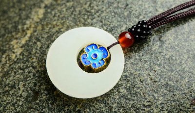 戴脖子上的玉能洗澡吗 玉坠忌水吗 戴着玉洗澡好吗