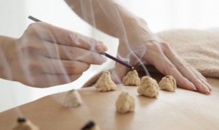 泥灸弄在衣服上应该怎么洗 泥灸弄在衣服上的清洁方法