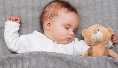 千万不要让小孩和奶奶睡 不提倡孩子和老人一起睡的原因