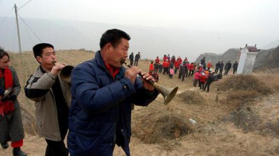 直系亲属过世请假要扣工资吗 丧假姥姥是直系亲属吗