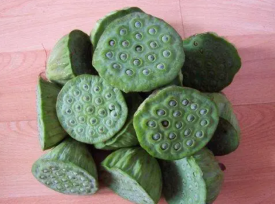 新鲜莲蓬的功效与作用 新鲜莲蓬的功效与作用及食用方法