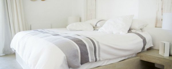 卧室床对面墙挂什么好