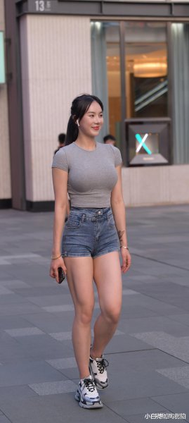 灰色短袖配什么裤子颜色好看