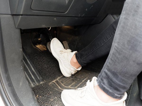 是不是每次踩刹车都要踩离合