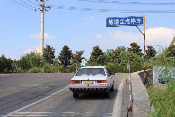 是不是每次踩刹车都要踩离合