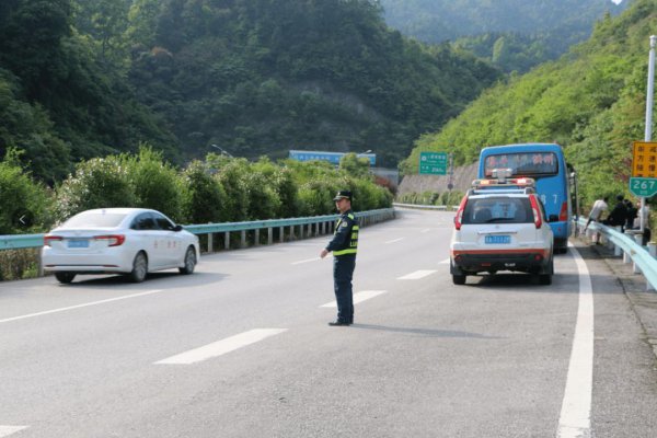 是不是每次踩刹车都要踩离合