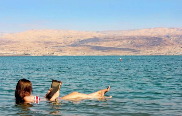 死海是咸水湖吗