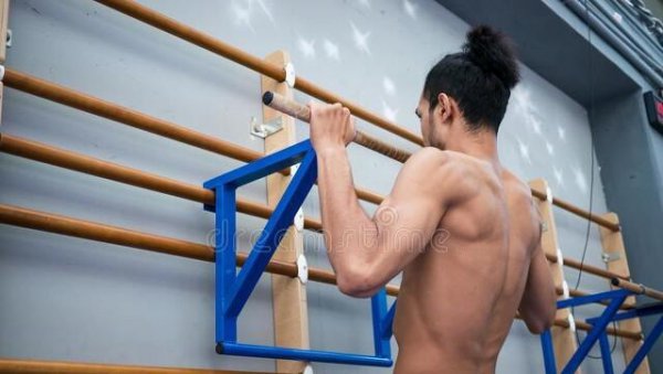 引体向上上不去先练什么动作