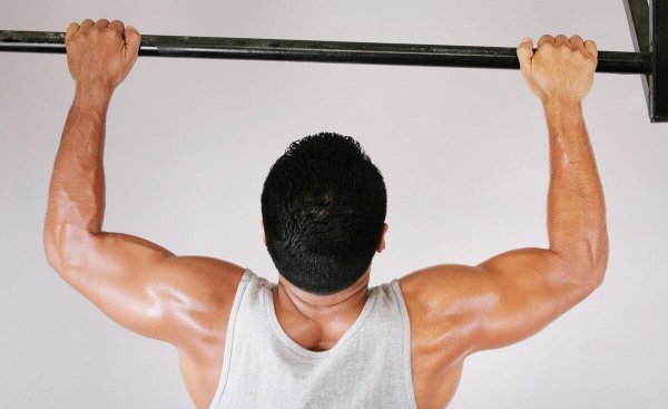 引体向上上不去先练什么动作