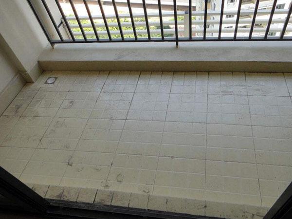 阳台漏水到楼下怎么处理