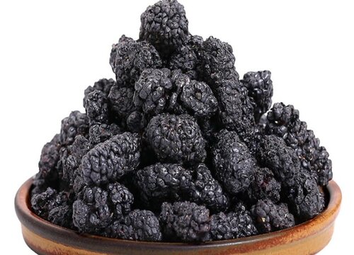 桑葚干泡水一天需几粒会上火吗