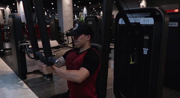 蝴蝶机夹胸的正确和错误做法