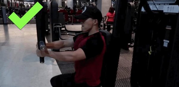 蝴蝶机夹胸的正确和错误做法