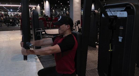 蝴蝶机夹胸的正确和错误做法