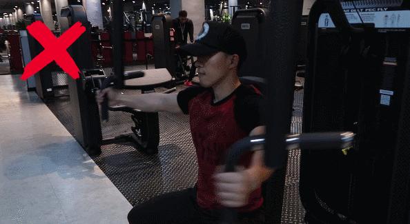 蝴蝶机夹胸的正确和错误做法