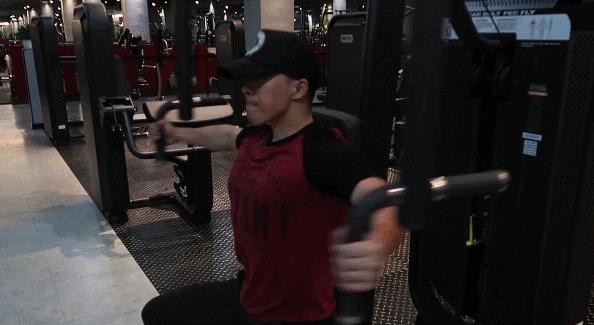 蝴蝶机夹胸的正确和错误做法