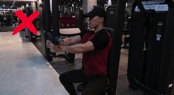 蝴蝶机夹胸的正确和错误做法