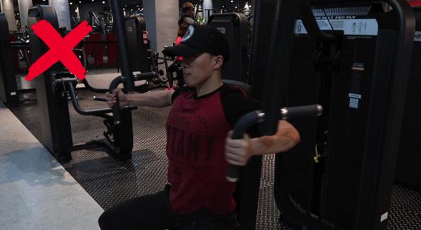 蝴蝶机夹胸的正确和错误做法