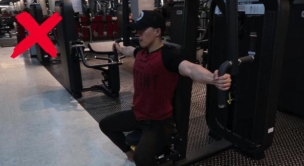 蝴蝶机夹胸的正确和错误做法