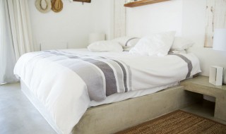 卧室床对面墙挂什么好 卧室床对面墙挂哪些东西好