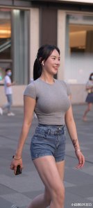 灰色短袖配什么裤子颜色好看 和牛仔短裤搭配怎么样