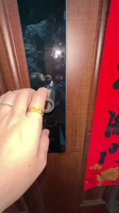 进门看见沙发好还是电视墙好 入户门一进门对着什么好