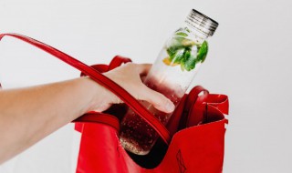 刚买的塑料水杯怎么辨别是不是Tritan材质 塑料水杯怎么辨别材质