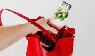 怎么分辨水杯塑料材质 如何识别塑料水杯材质