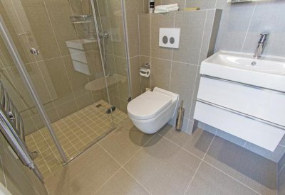 卫生间墙面是贴瓷片好还是瓷砖好 全瓷砖贴卫生间效果