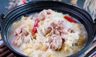 东北炖酸菜咋炖好吃 东北炖酸菜怎么做