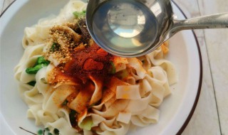 油泼面放什么调料 油泼面放哪些调料