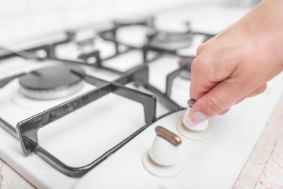 炉灶打着火了一松手就灭 燃气灶松手就灭是怎么回事