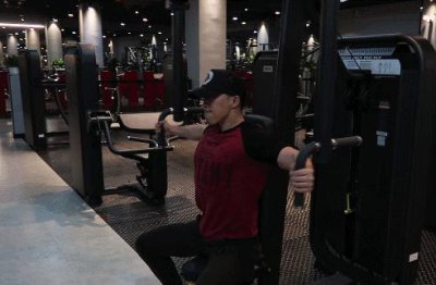 蝴蝶机夹胸的正确和错误做法 用蝴蝶机夹胸的注意事项