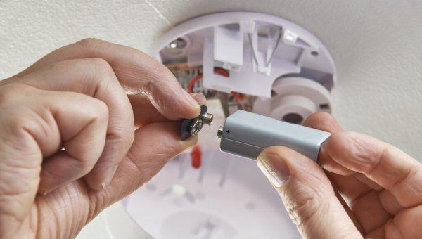 烟雾报警器一直响怎么关掉