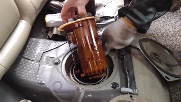 新手汽车加油怎么打开油盖