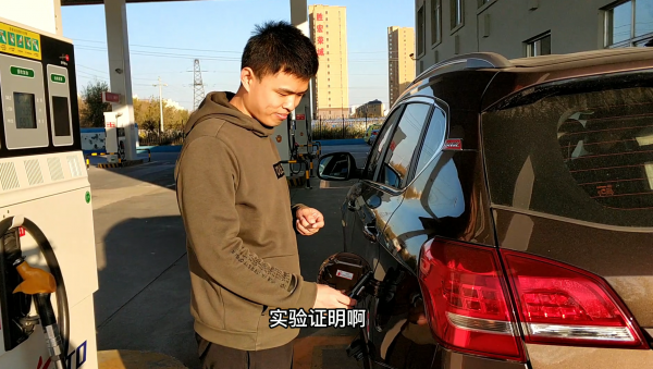 新手汽车加油怎么打开油盖