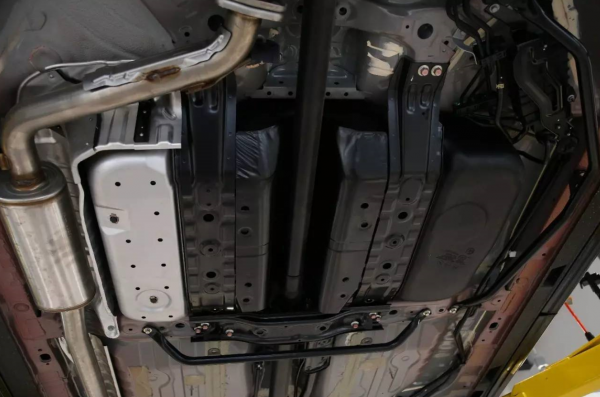 新手汽车加油怎么打开油盖