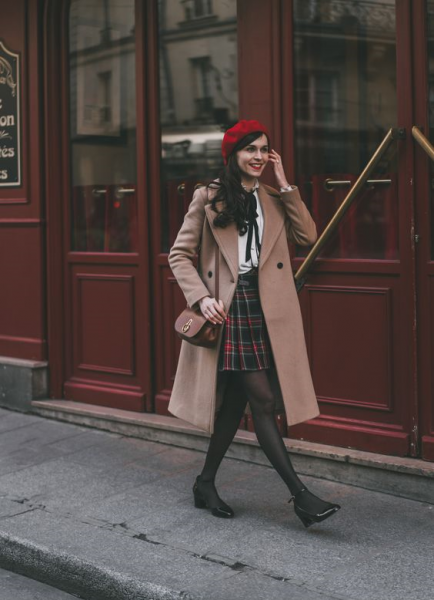 黑色丝袜配什么穿好看