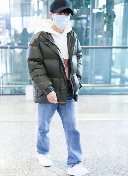 白色卫衣配什么裤子好看