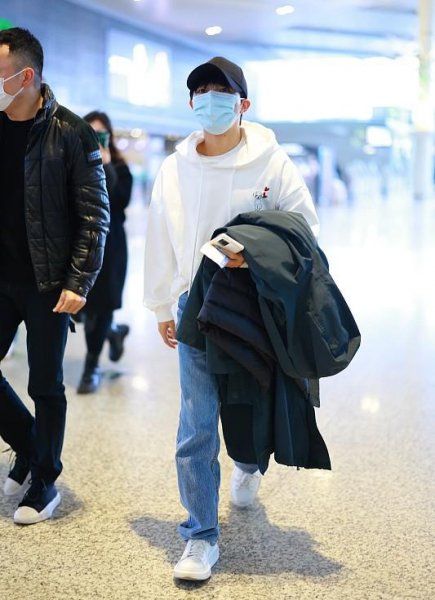 白色卫衣配什么裤子好看