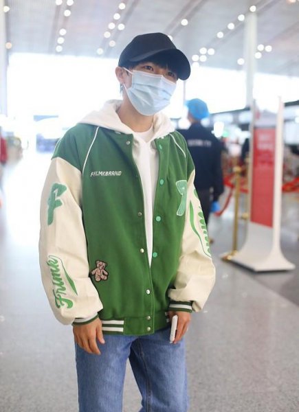 白色卫衣配什么裤子好看