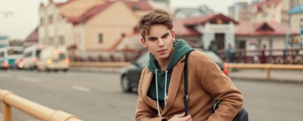 染什么颜色显皮肤白男