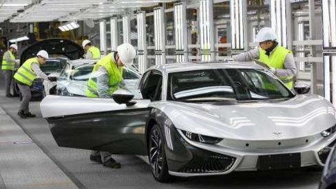 一个蜻蜓的车标是什么车