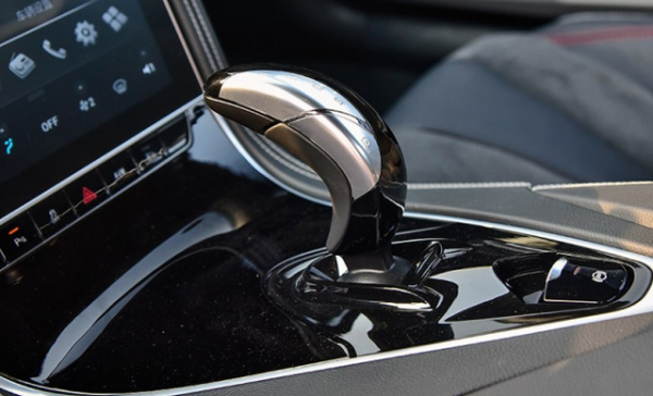 一个蜻蜓的车标是什么车