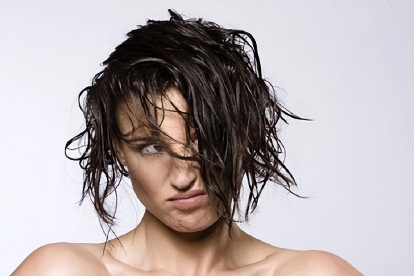 为什么夏天头发容易油还痒