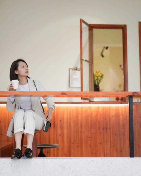 白色裤子配什么颜色上衣好看