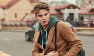 染什么颜色显皮肤白男 染哪种颜色显皮肤白男